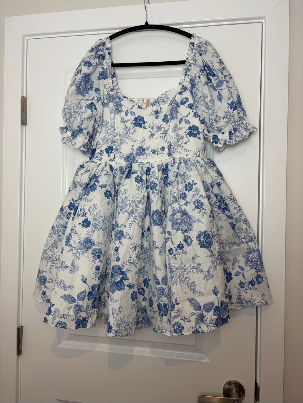 Francesca's Collections White and Blue Floral Puff-Sleeve Dress